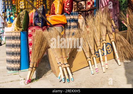 Berna Bugh, Kangan, Jammu-et-Cachemire, Inde. 27 octobre 2022. Balais à vendre dans un magasin à Jammu-et-Cachemire. Banque D'Images