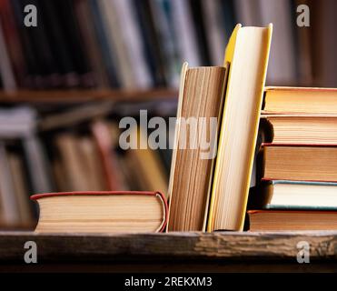 Bibliothèque de livres reliés vue de face avec espace de copie. Photo haute résolution Banque D'Images