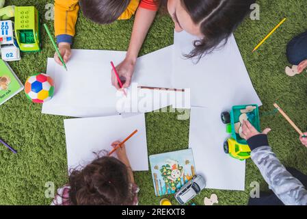 Enfants dessinant jouer. Photo haute résolution Banque D'Images