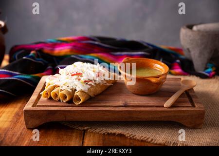 Tacos Dorados. Le plat mexicain également connu sous le nom de Flatas, se compose d'une tortilla de maïs roulé avec un peu de garniture, communément poulet ou boeuf ou option végétarienne Banque D'Images