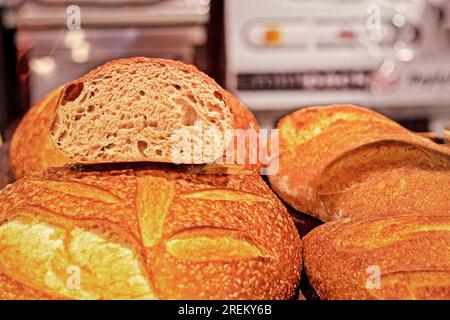 pain de blé cuit chaud avec les moitiés pliées en pile près du four. manger sainement Banque D'Images