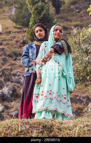 Kangan, Jammu-et-Cachemire, Inde. 27 octobre 2022. Deux femmes dans un village du Jammu-et-Cachemire. Banque D'Images