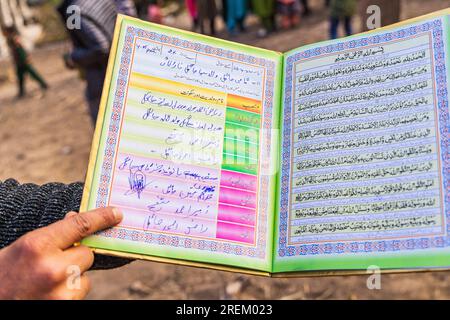 Kangan, Jammu-et-Cachemire, Inde. 27 octobre 2022. Documents de mariage dans un village du Jammu-et-Cachemire. Banque D'Images