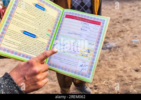 Kangan, Jammu-et-Cachemire, Inde. 27 octobre 2022. Documents de mariage dans un village du Jammu-et-Cachemire. Banque D'Images