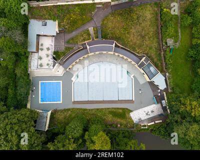 Vue aérienne Drone au-dessus des piscines géorgiennes Cleveland classées Grade II, construites en 1815, c'est la plus ancienne piscine extérieure publique du Royaume-Uni. Banque D'Images