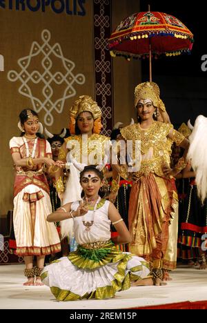 Bharatanatyam, danse dramatique, à Natiyanjali au temple Perur, Coimbatore, Tamil Nadu. Bharatanatyam est originaire du sud de l'Inde dans l'État de Banque D'Images