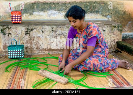 Femme tissage panier de bande en plastique à Chettinad, Tamil Nadu, Inde du Sud, Inde, Asie. Artisanat Cottage Industry Banque D'Images