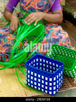 Femme tissage panier de bande en plastique à Chettinad, Tamil Nadu, Inde du Sud, Inde, Asie. Artisanat Cottage Industry Banque D'Images