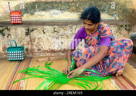 Femme tissage panier de bande en plastique à Chettinad, Tamil Nadu, Inde du Sud, Inde, Asie. Artisanat Cottage Industry Banque D'Images