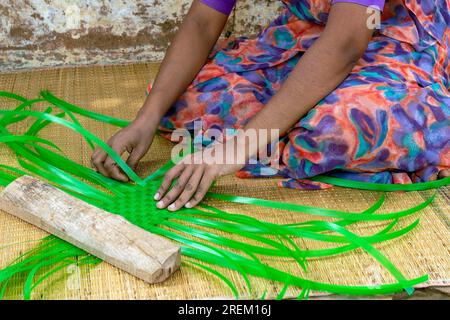 Femme tissage panier de bande en plastique à Chettinad, Tamil Nadu, Inde du Sud, Inde, Asie. Artisanat Cottage Industry Banque D'Images