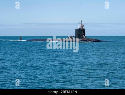 Pearl Harbor, États-Unis. 27 juillet 2023. Aux États-Unis Le sous-marin d'attaque de classe Virginia USS Vermont, de puissance nucléaire, transite vers la base militaire de Pearl Harbor-Hickam, le 27 juillet 2023 à Pear Harbor, Hawaii, États-Unis. Crédit : TM3 Tommy Heng/États-Unis Marines/Alamy Live News Banque D'Images