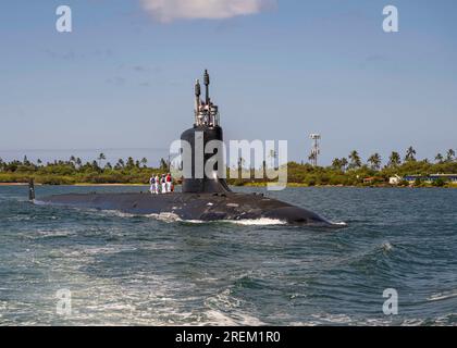 Pearl Harbor, États-Unis. 27 juillet 2023. Aux États-Unis Le sous-marin d'attaque de classe Virginia USS Vermont, de puissance nucléaire, transite vers la base militaire de Pearl Harbor-Hickam, le 27 juillet 2023 à Pear Harbor, Hawaii, États-Unis. Crédit : TM3 Tommy Heng/États-Unis Marines/Alamy Live News Banque D'Images