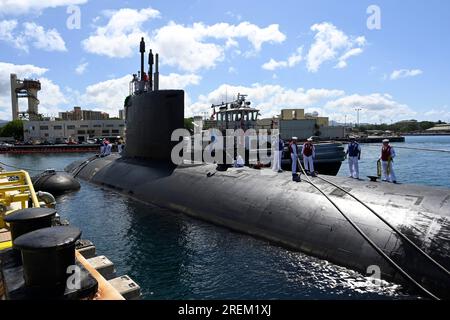 Pearl Harbor, États-Unis. 27 juillet 2023. Aux États-Unis Le sous-marin d'attaque de classe Virginia USS Vermont est poussé dans la naissance de la base à joint base Pearl Harbor-Hickam, le 27 juillet 2023 à Pear Harbor, Hawaï, États-Unis. Crédit : MCS Amy Biller/É.-U. Marines/Alamy Live News Banque D'Images