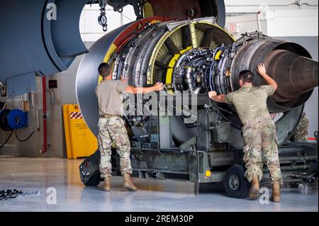 Ohio, États-Unis. 19 juillet 2023. Les artisans de la propulsion aérospatiale avec le 121st Air Fulfiling Wing Maintenance Squadron remplacent un moteur sur un KC-135 Stratotanker à la base de la Garde nationale aérienne de Rickenbacker, Columbus, Ohio, le 18 juillet 2023. Les mainteneurs sont essentiels à la mission, assurant que les aéronefs sont en état opérationnel et capables de se déployer à un moment donné. (Image de crédit : © Ivy Thomas/États-Unis Air Force/ZUMA Press Wire) À USAGE ÉDITORIAL UNIQUEMENT ! Non destiné à UN USAGE commercial ! Banque D'Images