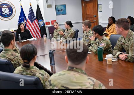 Arlington, Virginie, États-Unis. 14 juillet 2023. Les cadets et les officiers nouvellement commissionnés du ROTC de la Force aérienne et de la Force spatiale parlent avec Kristyn Jones, exerçant les fonctions de sous-secrétaire de la Force aérienne, au Pentagone, Arlington, Virginie, le 14 juillet, 2023. Le groupe fait partie d ' un programme de stages d ' été au Pentagone. (Image de crédit : © Eric Dietrich/États-Unis Air Force/ZUMA Press Wire) À USAGE ÉDITORIAL UNIQUEMENT ! Non destiné à UN USAGE commercial ! Banque D'Images