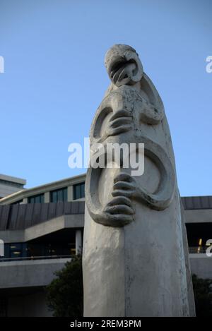 Sculptures de style maori à l'extérieur du Parlement, Wellington, Nouvelle-Zélande Banque D'Images