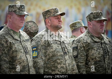 Kiev, Ukraine. 28 juillet 2023. Le commandant des forces armées ukrainiennes, le général Valerii Zaluzhnyi, au centre, écoute le président Volodymyr Zelenskyy lors d'une cérémonie marquant la Journée de l'État ukrainien sur la place Mykhailivska, le 28 juillet 2023 à Kiev, en Ukraine. Crédit : Bureau de presse présidentiel ukrainien/Présidence ukrainienne/Alamy Live News Banque D'Images