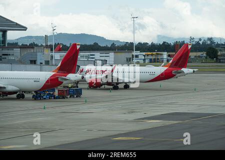 Bogota, Colombie. 28 juillet 2023. Un Airbus A320 d'Avianca Airlines stationné à une porte d'embarquement domesitic à l'aéroport international El Dorado de Bogota en Colombie, le 28 juillet 2023. Photo par : Sebastian Barros/long Visual Press crédit : long Visual Press/Alamy Live News Banque D'Images