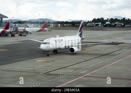 Bogota, Colombie. 28 juillet 2023. Un Airbus a320 LATAM est vu sur une route de taxis à l'aéroport international El Dorado de Bogota en Colombie, le 28 juillet 2023. Photo par : Sebastian Barros/long Visual Press crédit : long Visual Press/Alamy Live News Banque D'Images