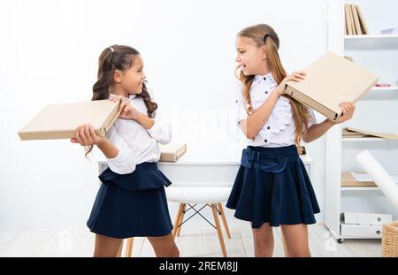 éducation et connaissances. enfants filles tenant le dossier. enseignement secondaire. éducation des filles. enfants filles sur le bureau. prêt pour la leçon d'école Banque D'Images