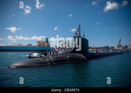 PEARL HARBOR (27 juillet 2023) le sous-marin d'attaque rapide de classe Virginie USS Vermont (SSN 792) arrive à son nouveau port d'attache de la base conjointe Pearl Harbor-Hickam, le 27 juillet 2023. Le Vermont, le premier sous-marin de classe Virginia Block IV à entrer en service, est un sous-marin de nouvelle construction qui rejoint les six sous-marins de classe Virginia déjà affectés au Commander, Submarine Squadron (CSS) 1. (ÉTATS-UNIS Photo de la Marine par Chris Williamson, spécialiste en communication de masse de 1e classe) Banque D'Images