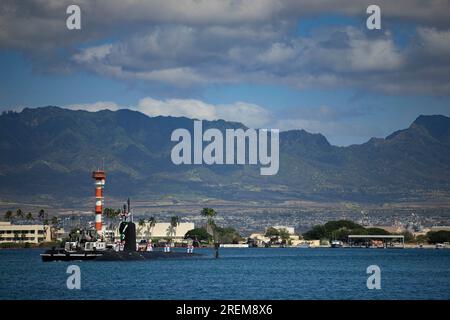 PEARL HARBOR (27 juillet 2023) le sous-marin d'attaque rapide de classe Virginie USS Vermont (SSN 792) arrive à son nouveau port d'attache de la base conjointe Pearl Harbor-Hickam, le 27 juillet 2023. Le Vermont, le premier sous-marin de classe Virginia Block IV à entrer en service, est un sous-marin de nouvelle construction qui rejoint les six sous-marins de classe Virginia déjà affectés au Commander, Submarine Squadron (CSS) 1. (ÉTATS-UNIS Photo de la Marine par Chris Williamson, spécialiste en communication de masse de 1e classe) Banque D'Images