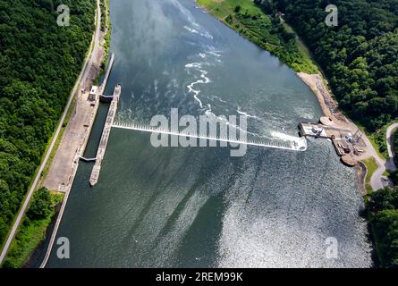 La photo ci-dessus est une vue aérienne de l'écluse d'Allegheny et du barrage 8 près de Mosgrove, Pennsylvanie, le 21 juillet 2023. L'installation est l'une des huit structures de navigation sur la rivière Allegheny qui assurent la navigation entre East Brady, Pennsylvanie, et le centre-ville de Pittsburgh. ÉTATS-UNIS Le corps des ingénieurs de l'armée a commencé à construire le projet en 1929 et l'a achevé en 1931. Le projet est devenu opérationnel le 21 mai 1931. L'écluse est située à River Mile 52,6. Le district de Pittsburgh compte 26 000 milles carrés et comprend des parties de l'ouest de la Pennsylvanie, du nord de la Virginie-Occidentale, de l'est de l'Ohio, de l'ouest du Maryland et du sud-ouest du New y Banque D'Images