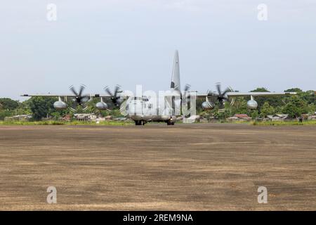 UN AMÉRICAIN Le KC-130J Super Hercules du corps des Marines atterrit avec un système de fusée d'artillerie à haute mobilité M142 à bord lors d'un exercice d'infiltration rapide (HIRAIN) à la base aérienne Antonio Bautista à l'appui des événements de l'activité de soutien de l'aviation maritime (MASA) 23 à Puerto Princesa, Palawan, Philippines, le 16 juillet 2023. L’exercice HIRAIN démontre la capacité de I Marine Expeditionary Force (MEF) à déployer rapidement les HIMARS pour faire face à toute menace et la dissuader. MASA est un exercice bilatéral entre les forces armées des Philippines et les États-Unis Marine corps, visant à améliorer l'interopérabilité et la coordination Banque D'Images