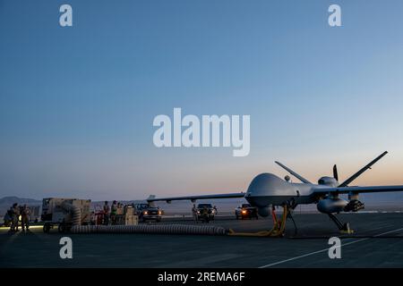 ÉTATS-UNIS Les aviateurs de la Force aérienne du 432nd Maintenance Squadron sont prêts à lancer un MQ-9 Reaper pour la première fois au cours de l’exercice d’entraînement au niveau de service (SLTE) 5-23, qui est également un exercice d’emploi de combat agile (ACE), au Marine corps Air-Ground combat Center, Twentynine Palms, Californie, le 25 juin 2023. L'exercice des éléments de l'ACE permet aux aéronefs télépilotés d'opérer à partir d'emplacements avec différents niveaux de capacité et de soutien, assurant que les aviateurs sont bien placés pour intervenir dans tout le spectre du conflit. (ÉTATS-UNIS Photo Air Force par Tech. Sergent Emerson Nuñez) Banque D'Images