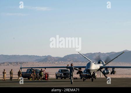 UN AMÉRICAIN Le chef d’équipage de la Force aérienne du 432e Escadron de maintenance roule un MQ-9 Reaper au cours de l’exercice de formation sur le niveau de service (SLTE) 5-23, Qui est également un exercice d'emploi de combat agile (ACE), pour décoller pour la première fois du Marine corps Air-Ground combat Center, Twentynine Palms, Californie, le 25 juin 2023. L'exercice des éléments de l'ACE permet aux aéronefs télépilotés d'opérer à partir d'emplacements avec différents niveaux de capacité et de soutien, assurant que les aviateurs sont bien placés pour intervenir dans tout le spectre du conflit. (ÉTATS-UNIS Photo Air Force par Tech. Sergent Emerson Nuñez) Banque D'Images