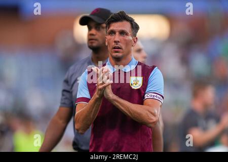 Huelva, Espagne. 28 juillet 2023. Jack Cork du Burnley FC montre son appréciation aux fans lors du match amical de pré-saison entre le Real Betis et le Burnley FC au Nuevo Colombino Stadium le 28 juillet 2023 à Huelva, en Espagne. (Image de crédit : © Jose Luis Contreras/DAX via ZUMA Press Wire) USAGE ÉDITORIAL SEULEMENT! Non destiné à UN USAGE commercial ! Banque D'Images