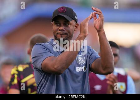 Huelva, Espagne. 28 juillet 2023. Vincent Kompany du Burnley FC montre son appréciation aux fans lors du match amical de pré-saison entre le Real Betis et le Burnley FC au stade Nuevo Colombino le 28 juillet 2023 à Huelva, en Espagne. (Image de crédit : © Jose Luis Contreras/DAX via ZUMA Press Wire) USAGE ÉDITORIAL SEULEMENT! Non destiné à UN USAGE commercial ! Banque D'Images