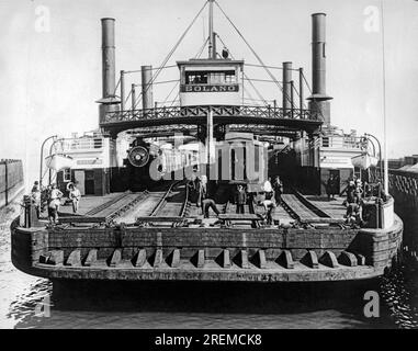 San Francisco, Californie : 1930 le Solano Ferry, le plus grand ferry ferroviaire du monde qui traversait le détroit de Carquinez entre Port Costa et Benicia. Banque D'Images