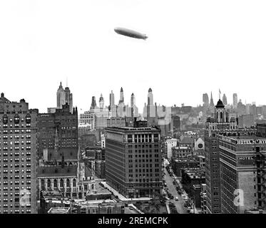 Chicago, Illinois : 29 août 1929. Le Graf Zeppelin passe au-dessus de Chicago en route pour Lakehurst, New Jersey. Banque D'Images