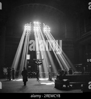 Chicago, Illinois : janvier 1943 la salle d'attente de Union Station avec la lumière du soleil qui coule dans les fenêtres de bureau. Banque D'Images