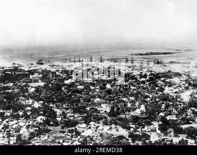 Honolulu, Hawaii : 11 août 1927 vue générale de la baie d'Honolulu depuis la ville où débarqueront les voleurs transpacifiques en compétition pour le prix Dole. Banque D'Images