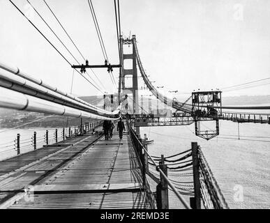 San Francisco, Californie : c. 1936 Construction du Golden Gate Bridge avec vue sur les passerelles placées sous les câbles. Banque D'Images