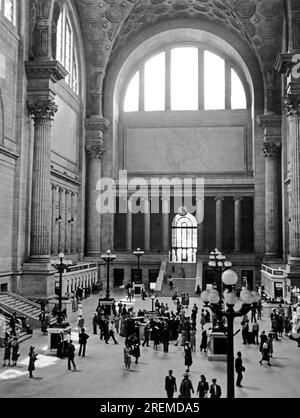 New York, New York : c. 1940 la construction élaborée de la gare Pennyslvania de Manhattan, par laquelle des milliers de personnes passent chaque jour sur leur chemin vers New York. Banque D'Images