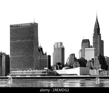 New York, New York : c. 1952 la photo montre le bâtiment nouvellement construit des Nations Unies. Le grand bâtiment sur la gauche est le bâtiment du Secrétariat. Le bâtiment le plus court à droite est la salle de l ' Assemblée générale. Le Chrysler Building est dans le bon arrière-plan. Banque D'Images