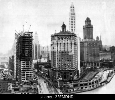 Chicago, Illinois, 1913 vue vers le sud depuis le Tribune Building sur le Link Bridge et d'autres bâtiments de gauche à droite sont le bâtiment '333' en construction, Pittsfield Building in distance, London Guarantee, Mather Tower et Pure Oil Building. Banque D'Images