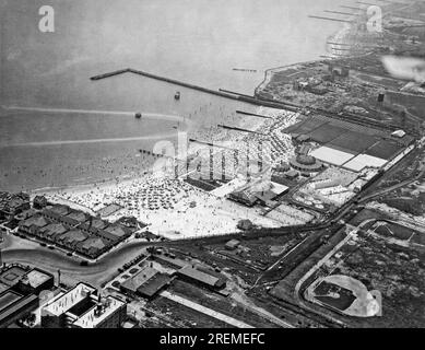 New York, New York : 4 juillet 1925. Une vue aérienne de Brighton Beach à Brooklyn sur un 4 juillet bondé. Banque D'Images