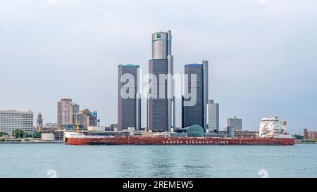 Canada Steamship Line St Laurent longe la rivière St clair qui passe devant la ligne d'horizon de Detroit Michigan. Banque D'Images