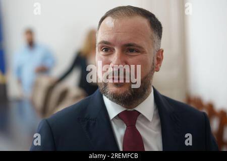 Bucarest, Roumanie - 28 juillet 2023 : Rares Hopinca, le nouveau préfet de la municipalité de Bucarest, lors de sa cérémonie de prestation de serment. Crédit : Lucian Alecu/Alamy Live News Banque D'Images