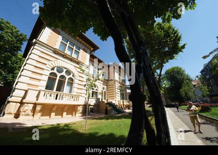 Bucarest, Roumanie - 28 juillet 2023 : Siège de la Préfecture de Bucarest, Maison Filipescu, ancien siège de l'ambassade des États-Unis, construit entre 1888-1890 selon les plans de l'architecte français Louis blanc. Le nouveau préfet de la municipalité de Bucarest, Rares Hopinca (pas sur la photo) a eu la cérémonie de prestation de serment aujourd'hui. Crédit : Lucian Alecu/Alamy Live News Banque D'Images