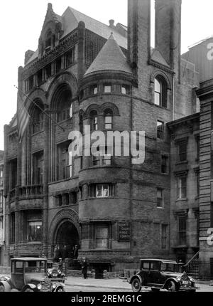 New York, New York : c. 1920 Construit en 1865, le palais de justice du comté de Kings de Brooklyn est vivant dans les détails, y compris de hautes cheminées doubles et une tour ronde avec toit en pointe. La Cour Suprême de New York s'est réunie ici. Banque D'Images