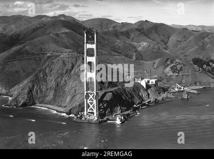 San Francisco, Californie : 1934 vue de la Tour Marin du Golden Gate Bridge en construction. Banque D'Images