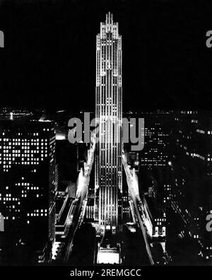 New York, New York : c. 1938. Une vue nocturne spectaculaire du bâtiment RCA de 70 étages dans le Rockefeller Center dans le centre-ville de Manhattan. Banque D'Images