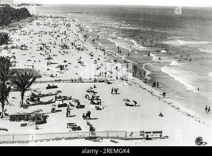 Miami Beach, Floride : c. 1930 un aperçu de la scène des plages hivernales. Banque D'Images