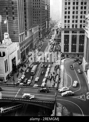 New York, New York, le 9 décembre 1941 la circulation et les piétons se poursuivent normalement alors qu'une alarme de raid aérien retentit le 9 décembre, deux jours après Pearl Harbor. Cette photo, regardant vers l'ouest sur la 42e rue depuis l'hôtel Commodore, a été prise alors que les sirènes criaient et que des sifflets soufflaient. Grand Central Station est à l'extrême droite. Banque D'Images