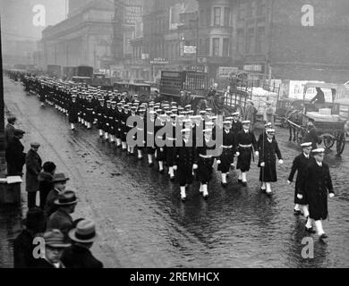 Chicago, Illinois : le 27 novembre 1926, les Navy Middies défilent à travers Chicago à leur arrivée là-bas pour le match de football Army-Navy qui aura lieu demain au Soldiers' Field. Banque D'Images